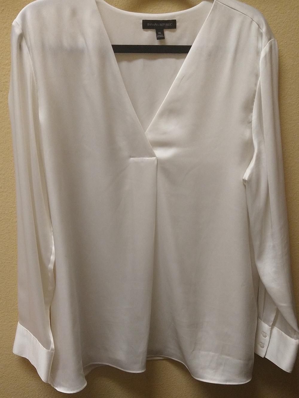 Banana Republic Cream V-Neck Long Sleeve Blouse